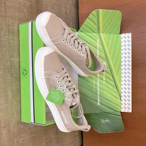 Cariuma + Pantone Sneakers Womens 11, Mens 9.5 Taupe NWT